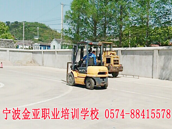 金亚学校叉车学员实操练习