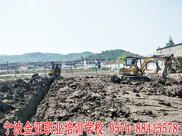挖掘机学员进行单沟练习