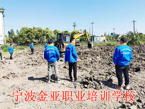 5月份挖掘机培训火热报名中