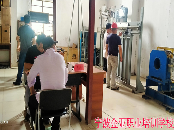 电梯中高级工考试进行中