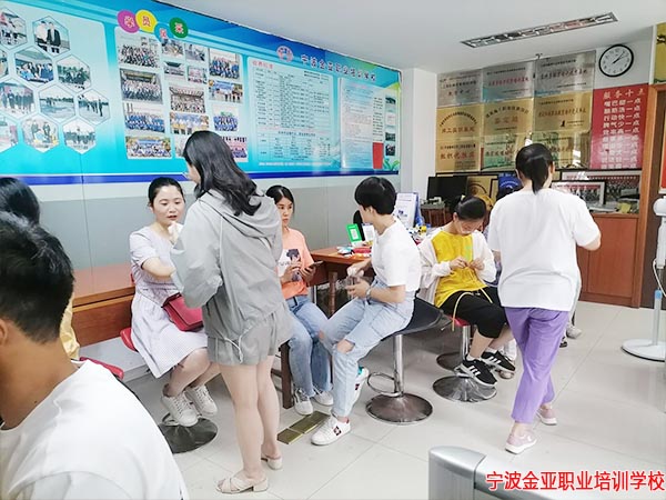  我校开展人身伤害救助技能培训