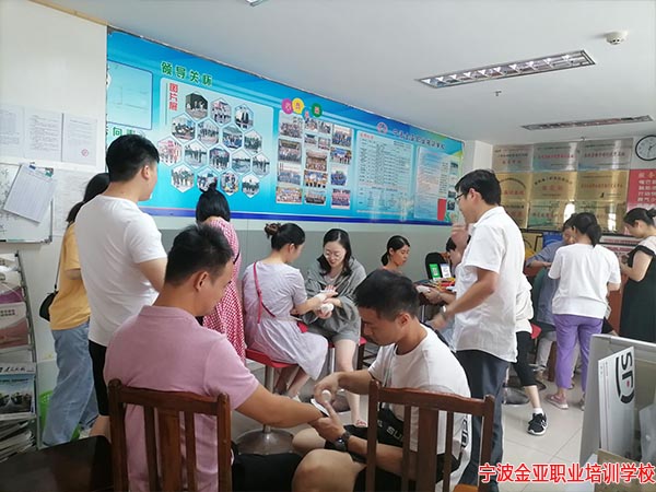  我校开展人身伤害救助技能培训
