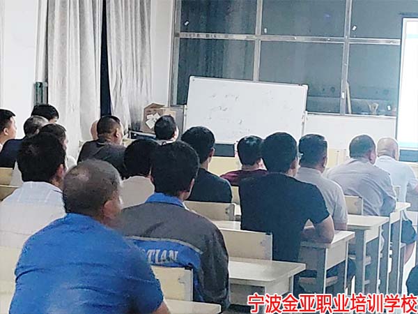  我校开展企业员工岗前培训