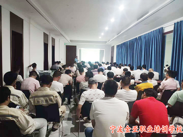  我校新型学徒制起重工培训进行中